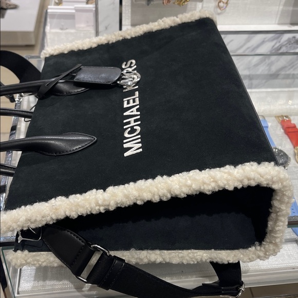 MICHAEL KORS Mirella Medium Suede and Faux Shearling Tote Bag
Black
NWT - Picture 8 of 15